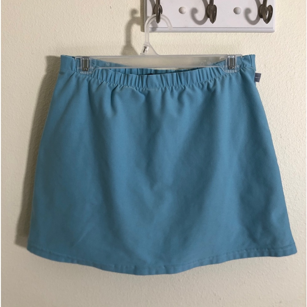 Light blue Nike skort never worn size 4-6 but has elastic so stretchy
